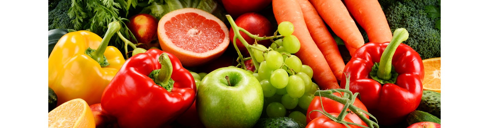 O selecție de fructe și legume proaspete, extrem de colorate.