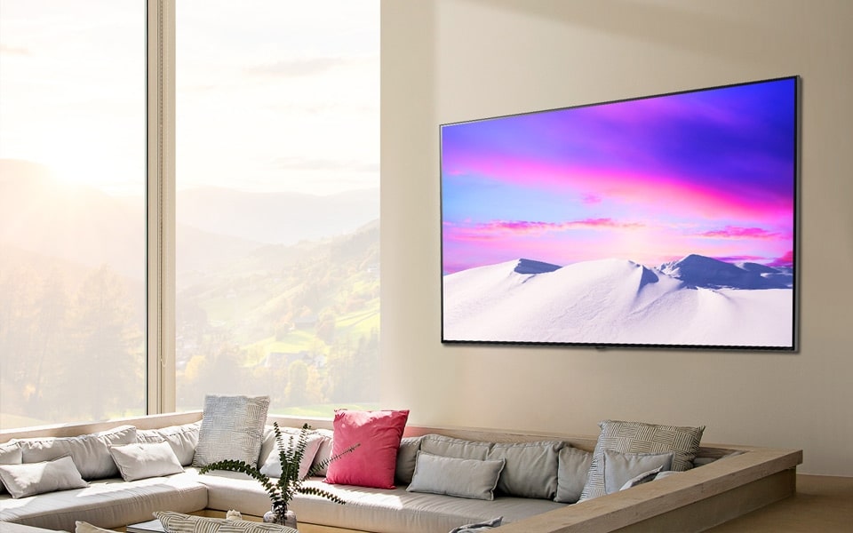 O imagine colorată din deșert pe un televizor LG NanoCell cu ecran lat.