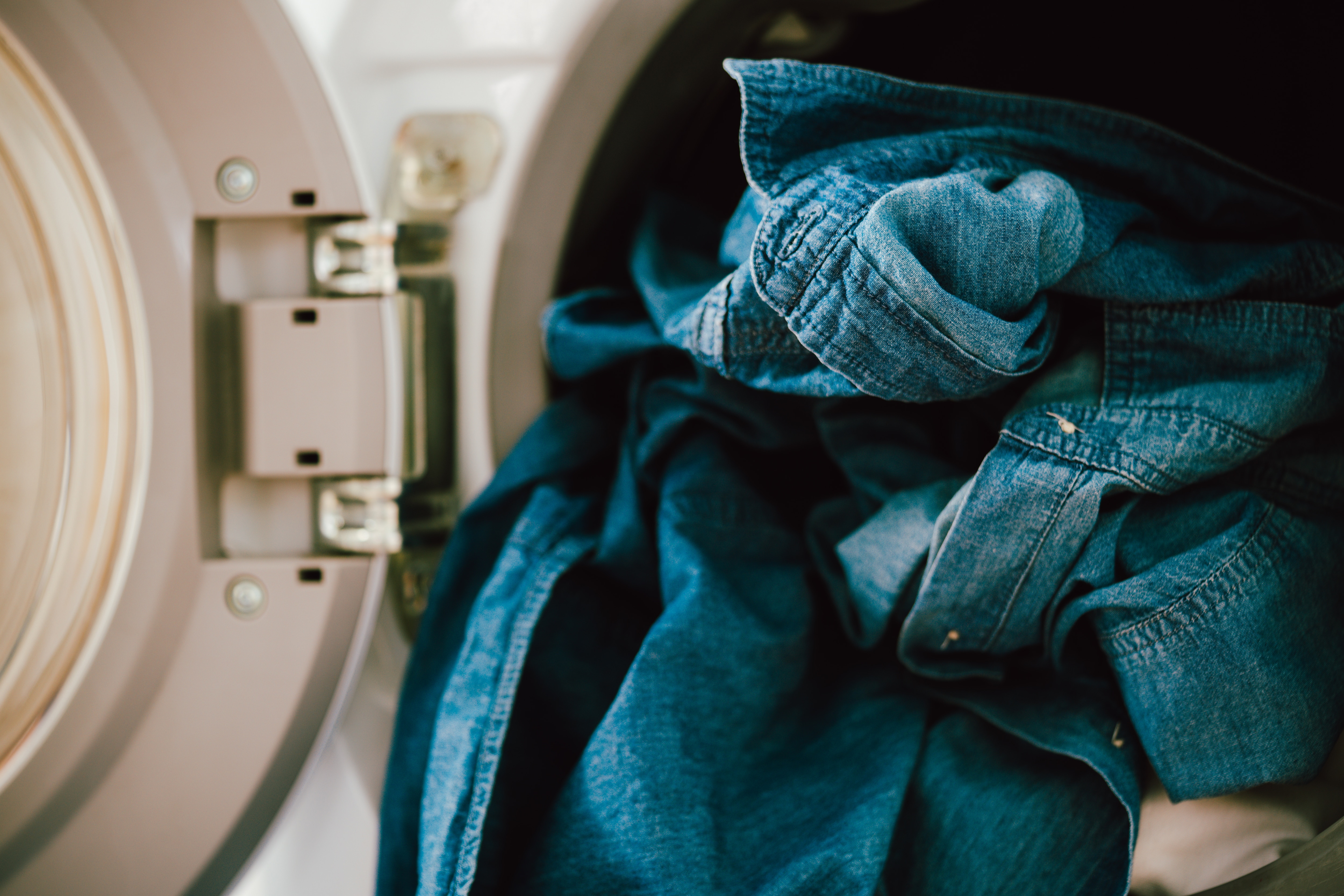 close-up-clothes-in-washing-machine-background-la-2022-11-17-16-37-50-utc.jpg