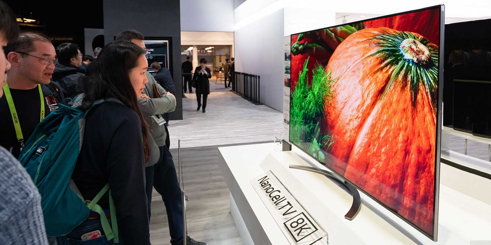 Consumatorii au aruncat o privire la televizorul LG NanoCell 8K expus la CES 2019 | Mai multe în LG MAGAZINE