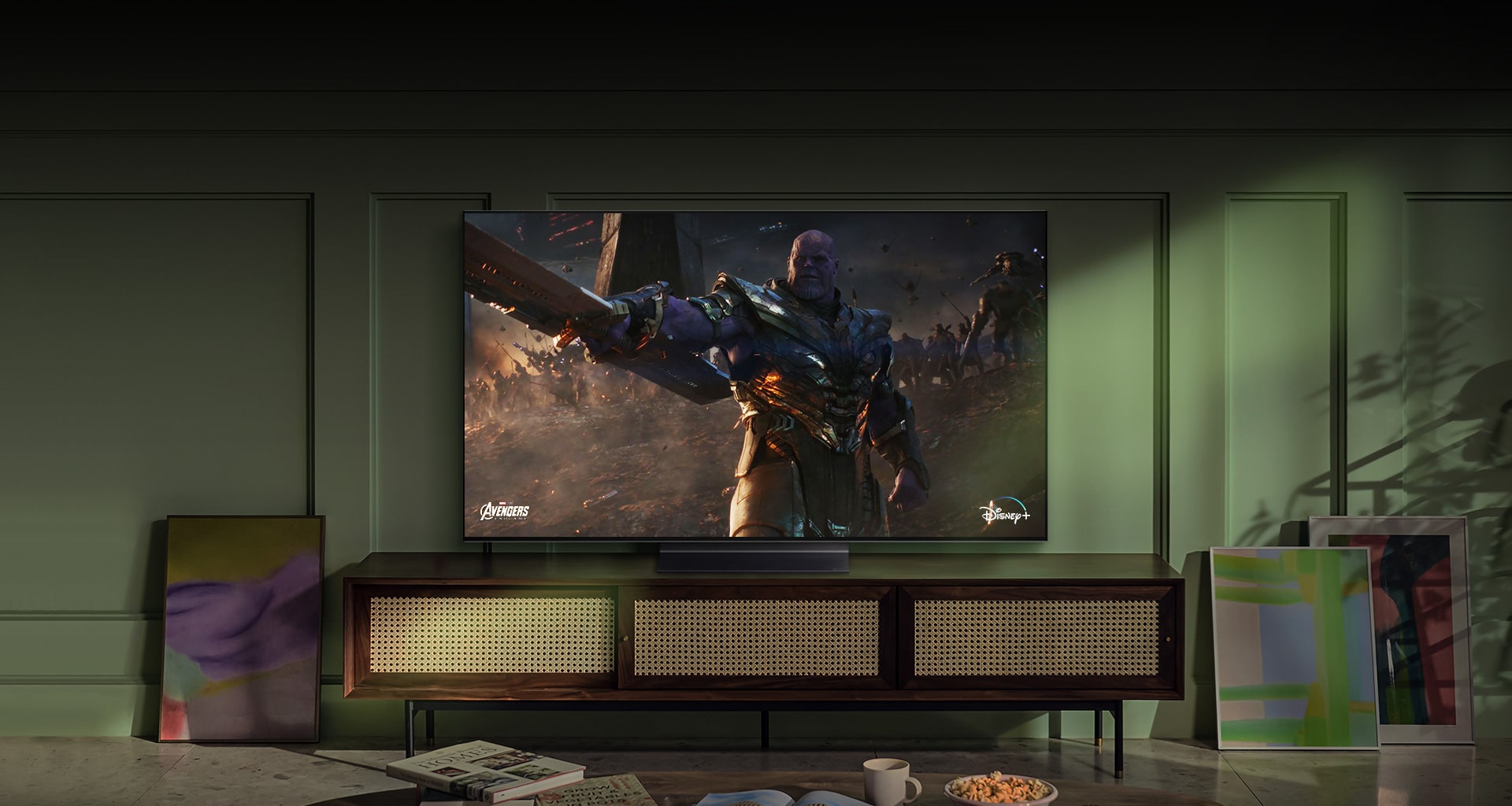 Un televizor LG OLED de dimensiuni mari, montat pe perete, redă o scenă dintr-un film de acțiune