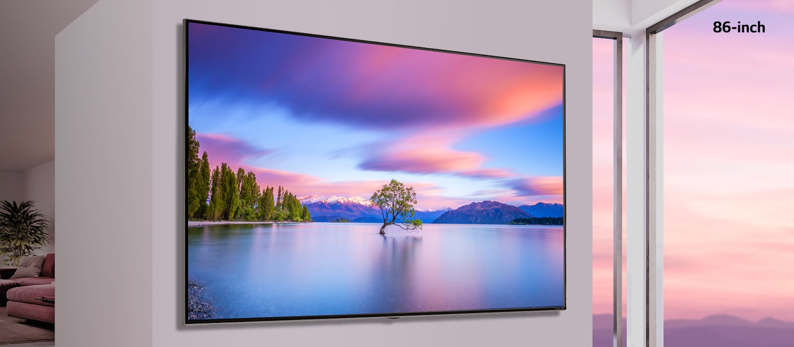 Кадр, изображающий телевизор с плоским экраном, установленный на белой стене. По мере того, как изображение прокручивается из стороны в сторону, изображение на телевизоре с 55-дюймовым экраном меняется на 86-дюймовый.