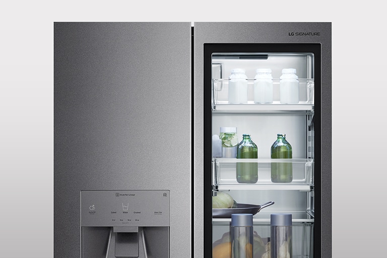 В дверце InstaView Door-in-Door холодильника LG SIGNATURE включен свет.