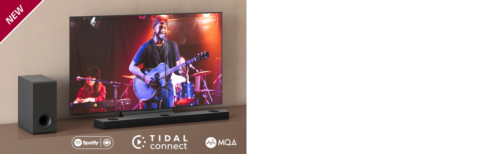 Телевизор LG стоит на серой полке, перед телевизором стоит саундбар LG S95QR. Слева от телевизора стоит сабвуфер. На телевизоре демонстрируется сцена концерта. НОВАЯ маркировка показана в верхнем левом углу.