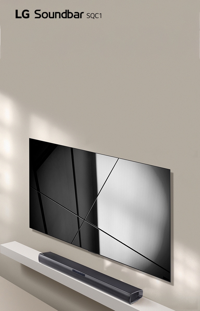 Саундбар LG SQC1 и телевизор LG в гостиной. Телевизор включен, на экране демонстрируется графическое изображение
