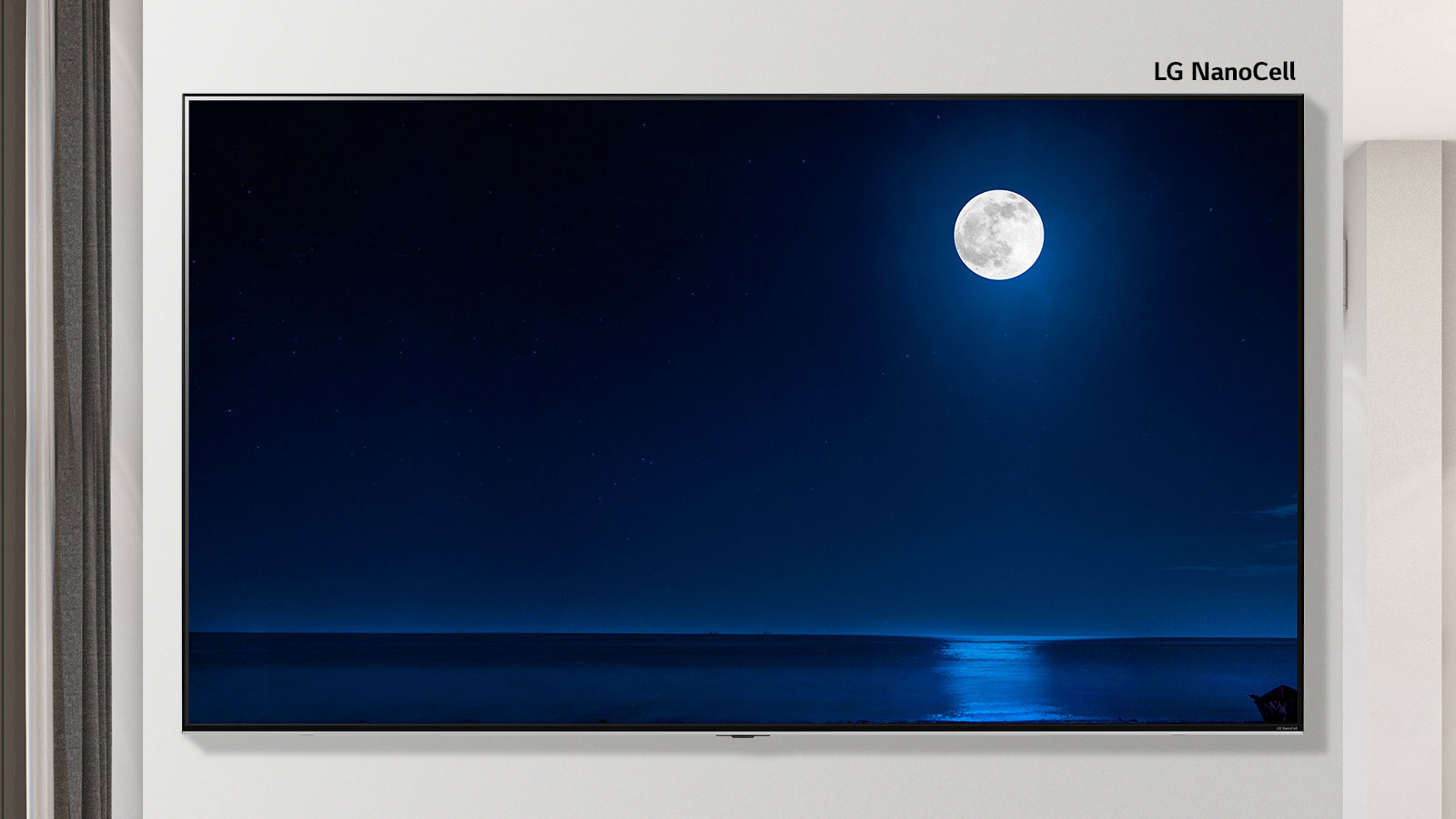 Прокручиваемое изображение установленного на стене телевизора, демонстрирующее темную сцену полной луны, отражающейся в воде. На экране чередуются изображения телевизора обычного размера и телевизора LG NanoCell с большим экраном.