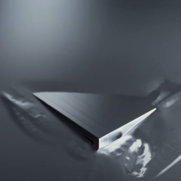 Снимок алюминия крупным планом с надписью «жесткий алюминий».