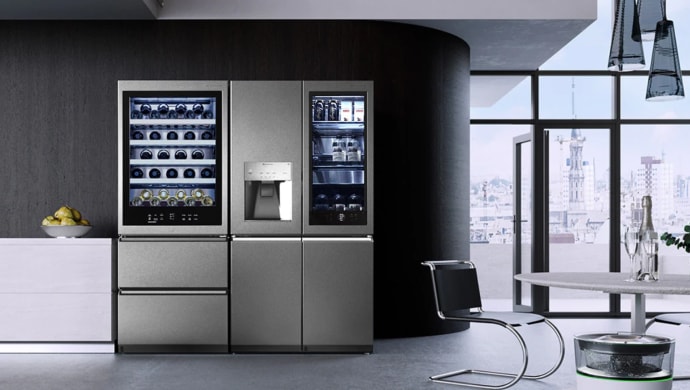 Холодильник, винный шкаф и климатический комплекс LG SIGNATURE дополняют элегантную кухню.