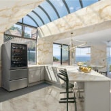 Нижняя морозильная камера LG SIGNATURE идеально вписывается в просторную кухню с отделкой из светлого мрамора.