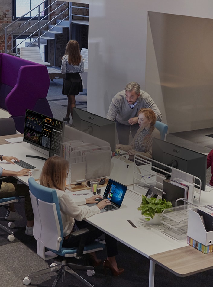 LG UltraWide all-in-one cloud device : User is in a video conferencing with built-in pop-up type Full HD web cam.