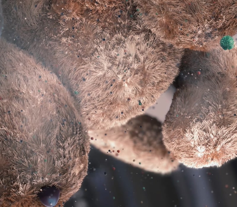 This is a video showing pollutants being removed from the laundry inside the washing machine and a teddy bear in the dryer. During the drying process, dust and the like are being removed.