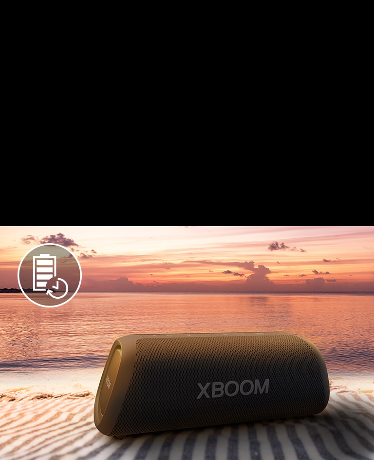 تم وضع مكبّر الصوت على منشفة الشاطئ. يظهر أمام مكبّر الصوت غروب الشمس على الشاطئ لتوضيح أنّه يمكن تشغيل مكبّر الصوت هذا لمدة تصل إلى 24 ساعة.