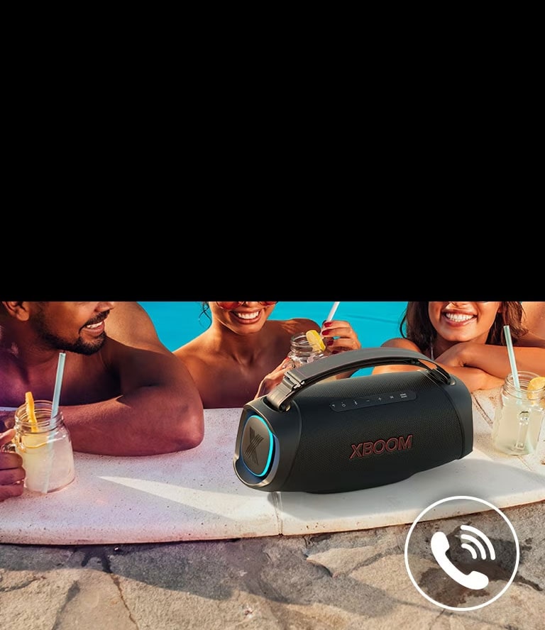 جهاز LG XBOOM Go XG8T موضوع بجانب المسبح. ثلاثة أشخاص يتحدثون عبر مكبر الصوت في المسبح.