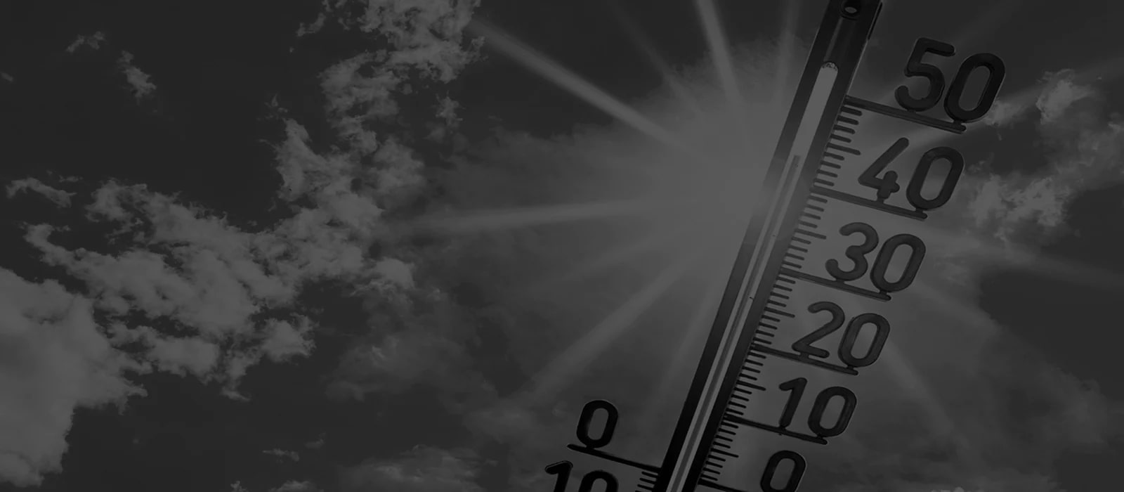 صورة لمقياس حرارة حيث تزيد درجة الحرارة عن 40 درجة مئوية تحت أشعة الشمس.
