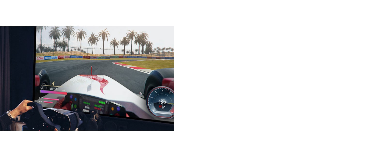صورة مقربة للاعب يحمل عجلة سباق في إحدى ألعاب السباقات على شاشة التلفزيون.