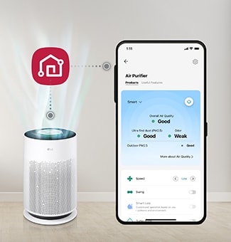 يتدفق الهواء خارجًا من مُنقي الهواء PuriCare على اليسار، ويظهر شعار LG ThinQ فوقه، وشاشة تطبيق LG ThinQ على اليمين مرتبطة بالهاتف المحمول.