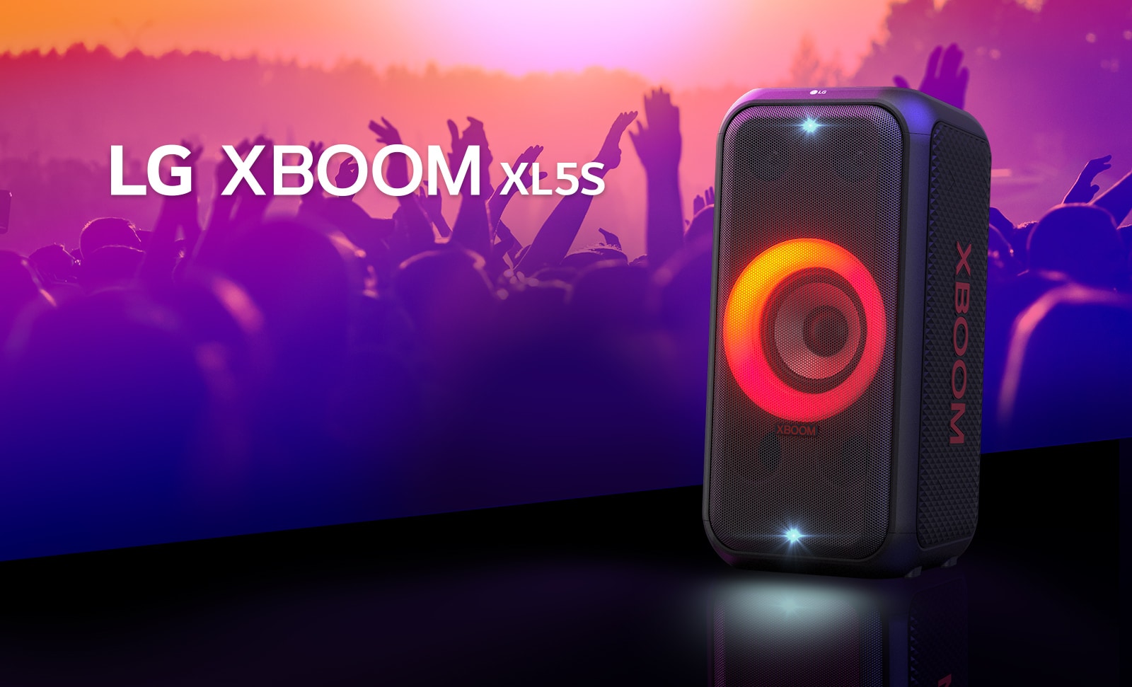 تم وضع XBOOM XL5S من LG على المسرح مع إضاءة متدرجة باللون الأحمر البرتقالي. خلف المسرح، يستمتع الناس بالموسيقى.