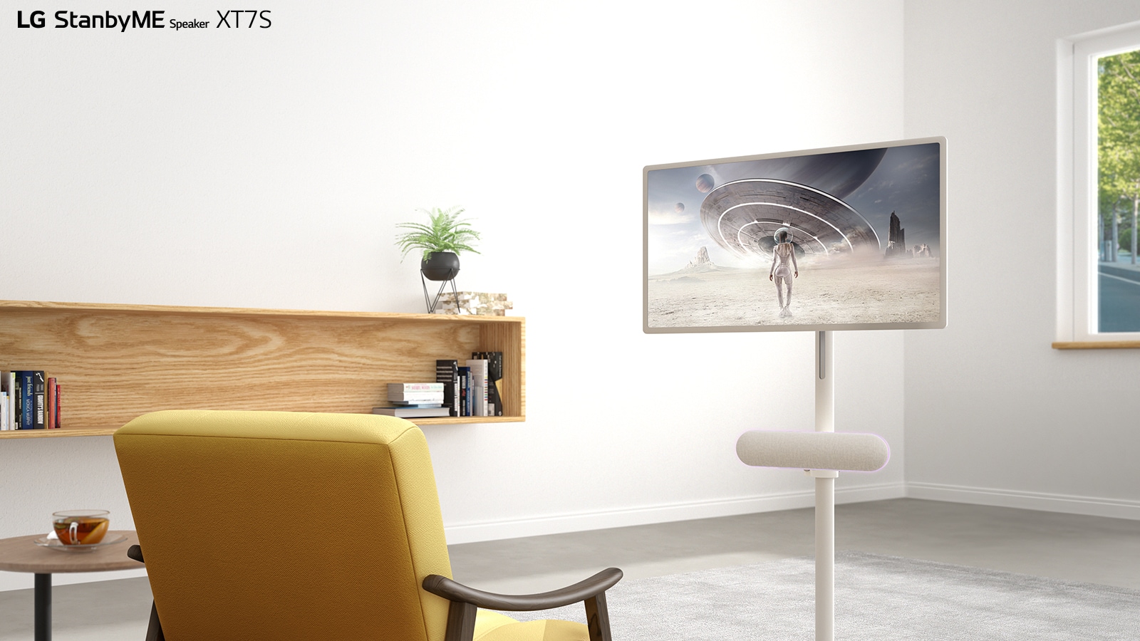 جهاز LG StanbyME موضوع في غرفة المعيشة. توضع LG StanbyME Speaker XT7S تحت الشاشة. تعرض الشاشة فيلم خيال علمي.
