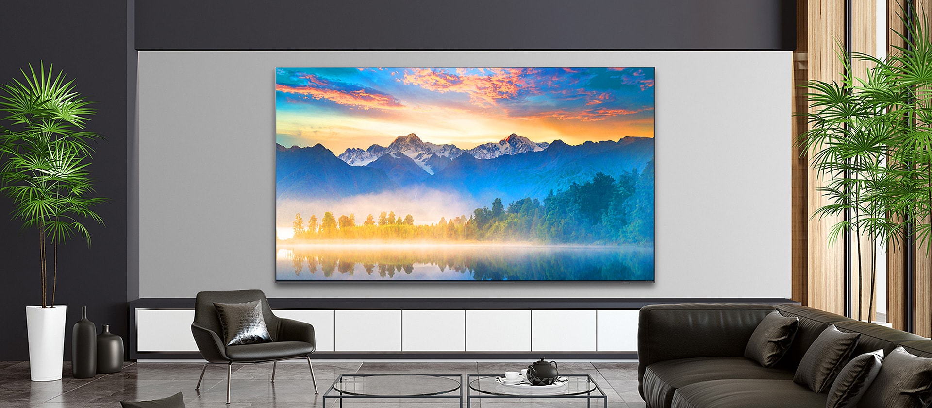 غرفة معيشة بها شاشة تلفزيون مثبتة على الحائط تظهر مشهدًا طبيعيًا.