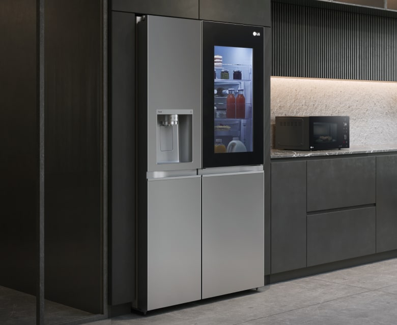 توجد ثلاجة LG InstaView في مطبخ حديث ذو تصميم داخلي شفاف.