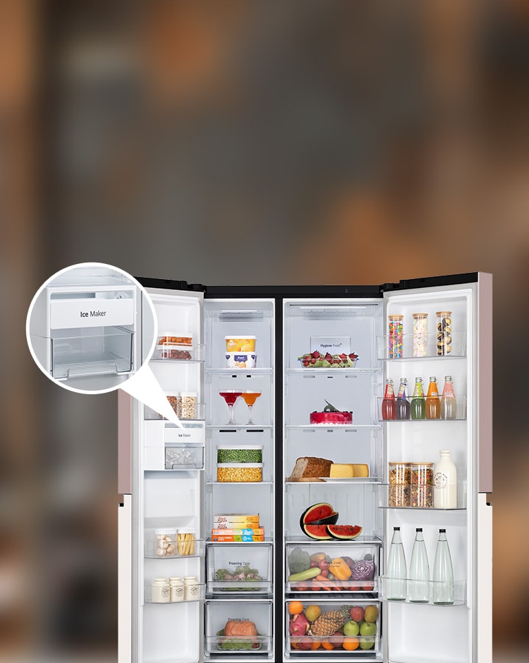  A door-mounted slim ice maker provides more storage space in the freezer.