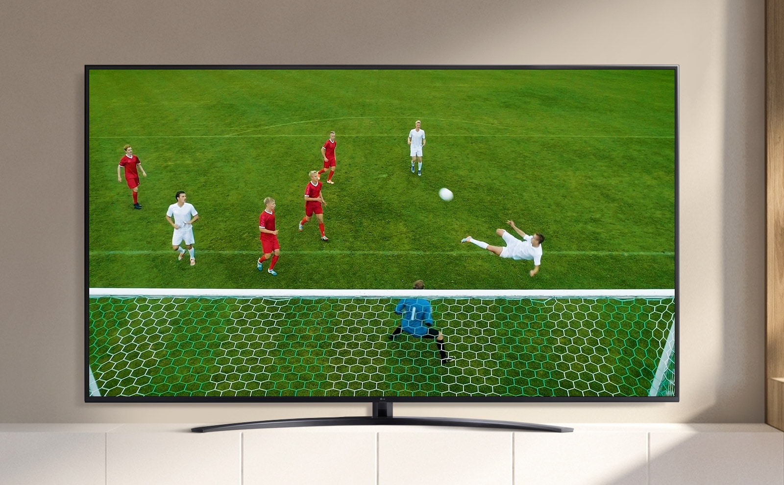 Un écran de télévision diffusant une vidéo d'un joueur de football marquant un but lors d'un match de football.  (jouer la vidéo)