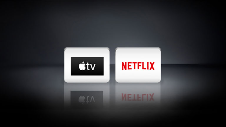 نیٹ فلکس لوگو اور ایپل ٹی وی لوگو کو سیاہ فام پس منظر پر افقی طور پر ترتیب دیا گیا ہے۔