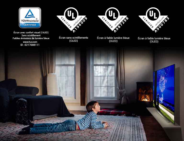 To jest karta opisująca „ekran z komfortem wizualnym”. Scena od chłopca oglądającego telewizję w pozycji siedzącej. Cztery logo zostały umieszczone na certyfikację „ekranu z wizualnym”