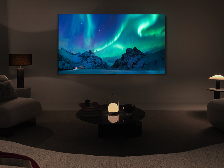 Téléviseur LG OLED TV dans un espace habitable moderne dans la nuit. L'image de l'aurore boréale est affichée avec les niveaux de luminosité idéaux.