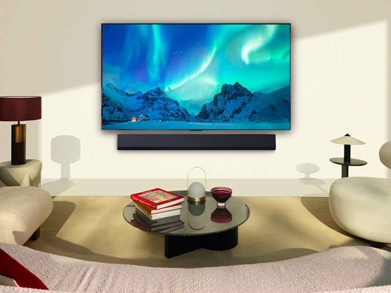 Téléviseur LG OLED TV et barre de son LG dans un espace habitable moderne en journée. L'image de l'aurore boréale est affichée avec les niveaux de luminosité idéaux.