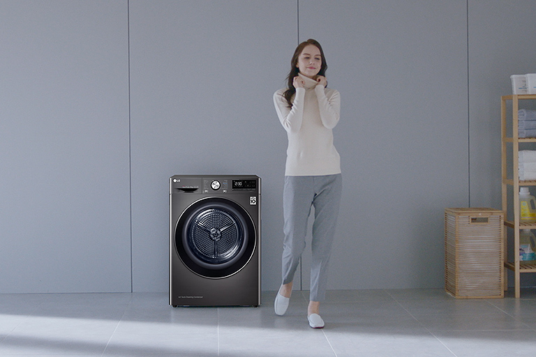 Femme debout près d'un sèche-linge LG