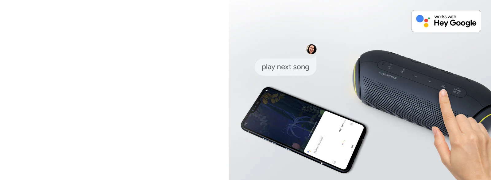 Une main appuie sur un bouton du LG XBOOM Go. Un smartphone est à côté. Il y a une bulle de parole. Le logo de Google se trouve en haut à droite.