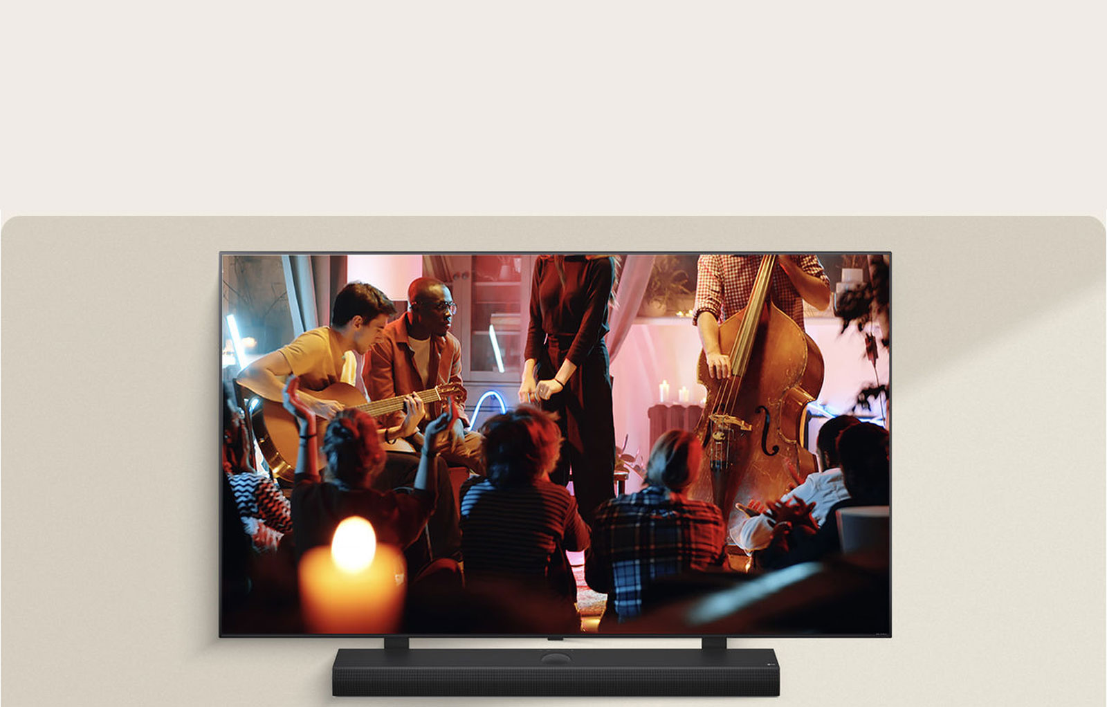 Un concert chaleureux est diffusé sur une LG TV avec une LG Soundbar dessous.