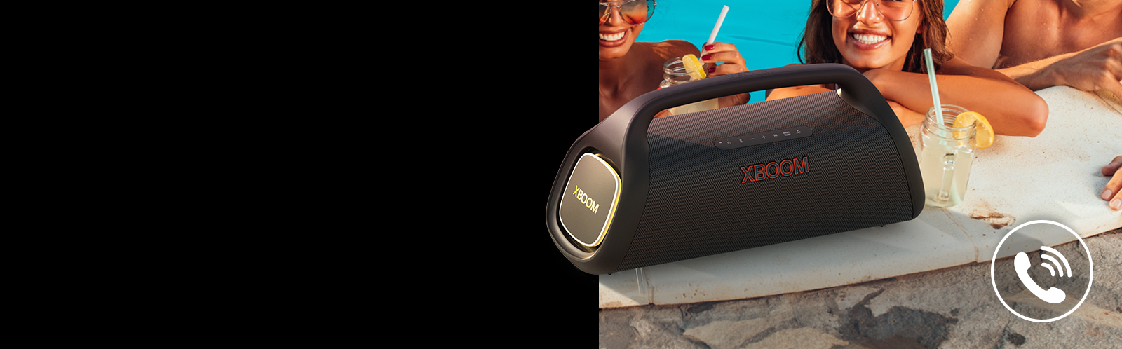 La LG XBOOM GO XG9 est posée à côté de la piscine. Dans la piscine, trois personnes parlent à travers l’enceinte.