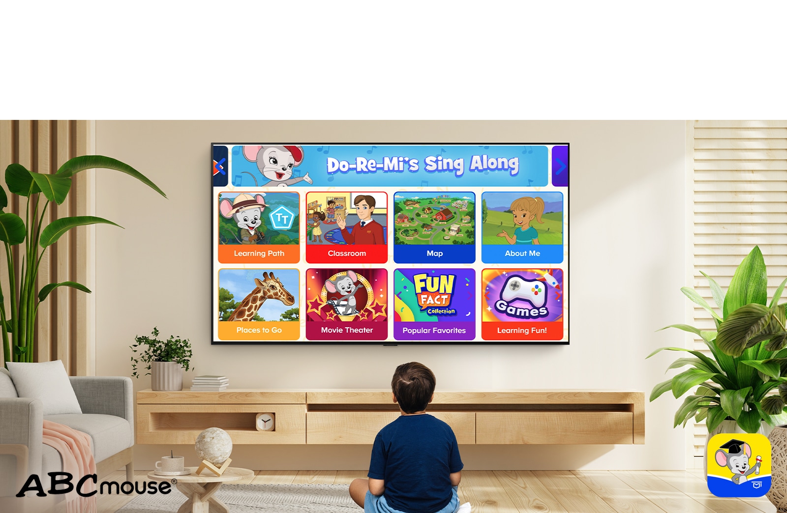 Un niño está sentado en el piso y mira contenido educativo en ABCmouse. 