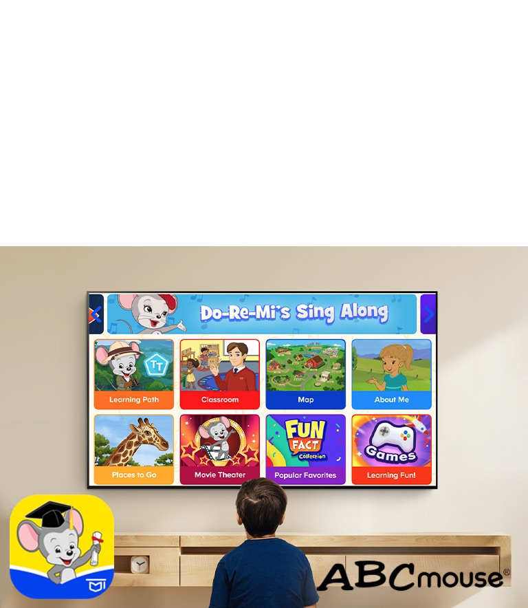 Un niño está sentado en el piso y mira contenido educativo en ABCmouse. 