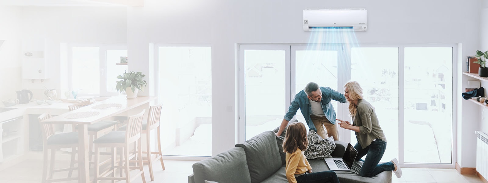 Imagen de una familia pasándolo bien en una sala de estar.