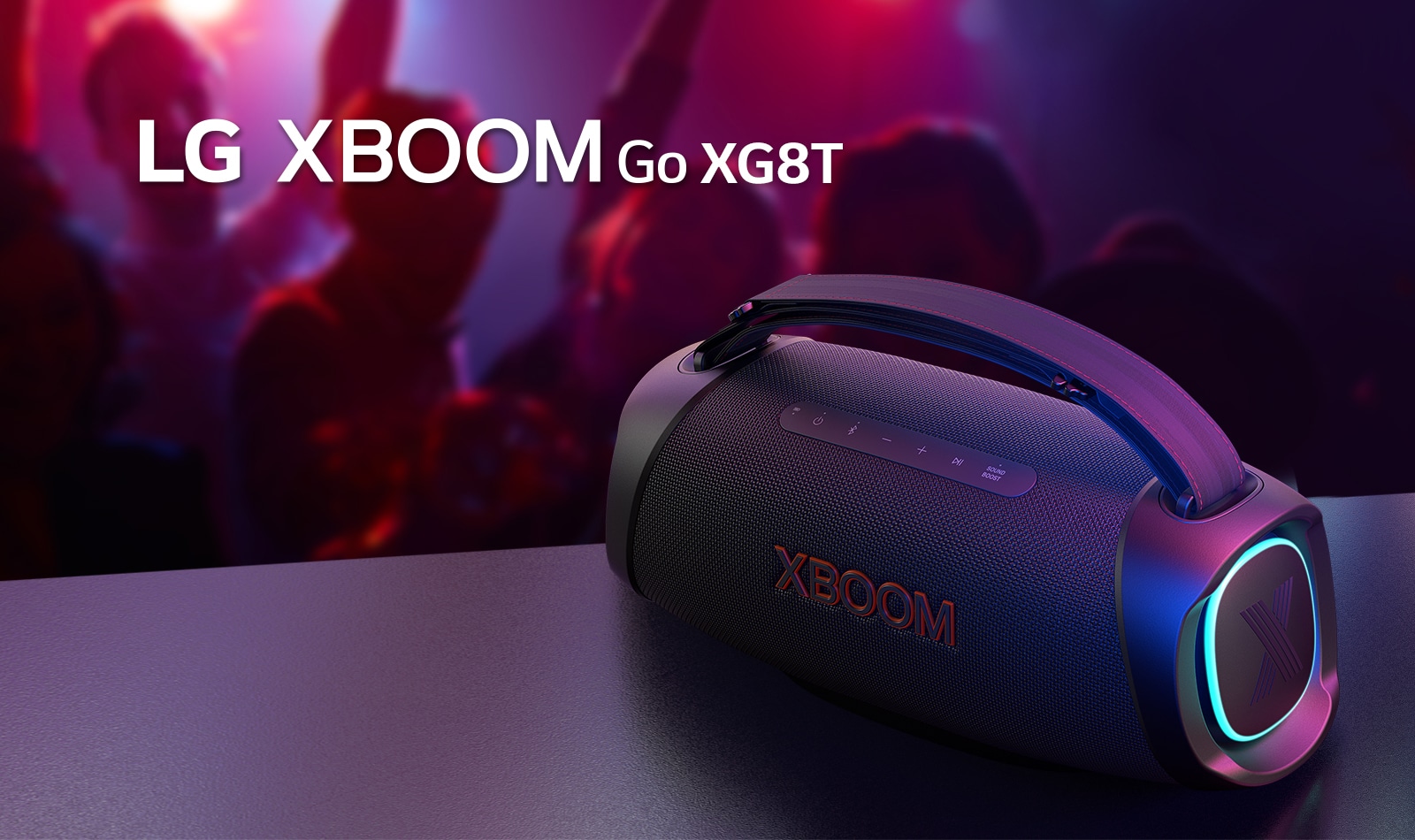 LG XBOOM Go XG8T está colocado sobre la mesa de metal con la iluminación naranja encendida. Detrás de la mesa, la gente disfruta de la música.