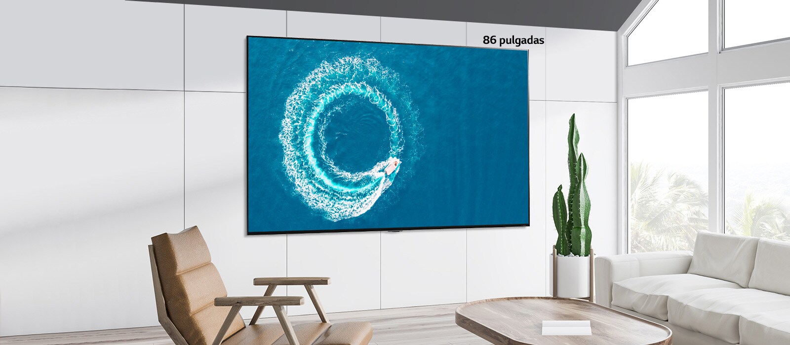 Televisor LG QNED Mini LED montado en la pared en un espacio blanco moderno. Al desplazarse de izquierda a derecha se puede ver la diferencia en tamaño entre la pantalla de 43 pulgadas y la de 86 pulgadas.