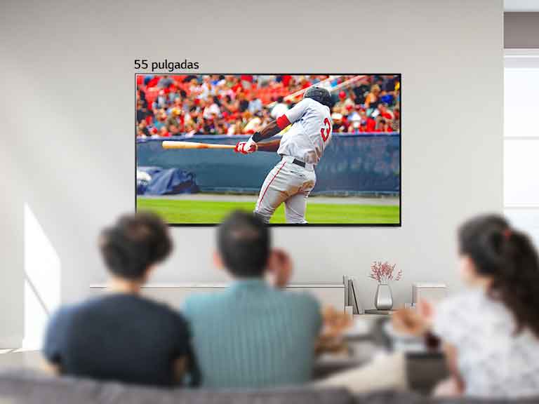 Una imagen desplazable de tres personas viendo un partido de béisbol en un TV grande montado en la pared. A medida que te desplazas de izquierda a derecha, la pantalla es cada vez más grande.