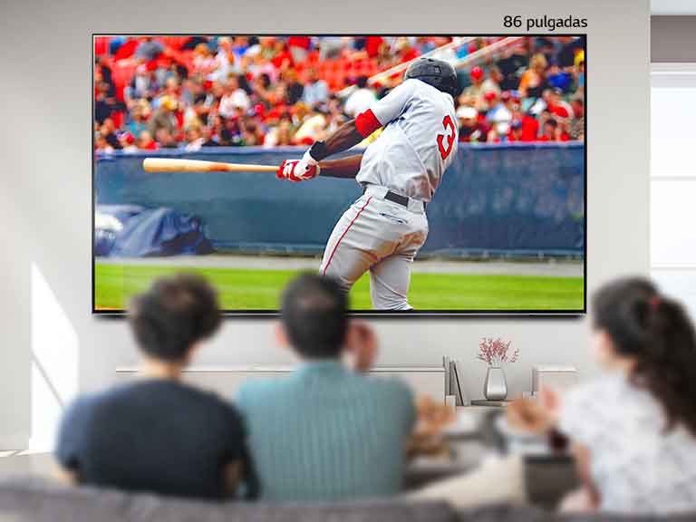 Una imagen desplazable de tres personas viendo un partido de béisbol en un TV grande montado en la pared. A medida que te desplazas de izquierda a derecha, la pantalla es cada vez más grande.