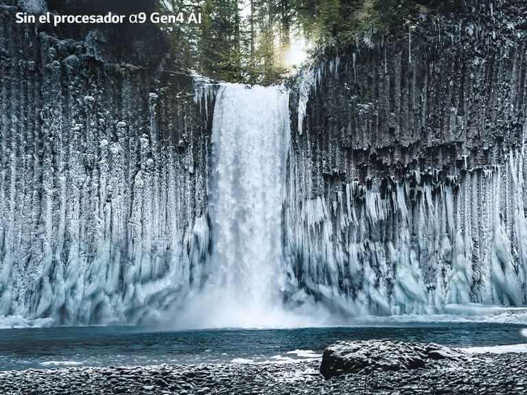 Comparación de la calidad de la imagen de una cascada congelada en un bosque.