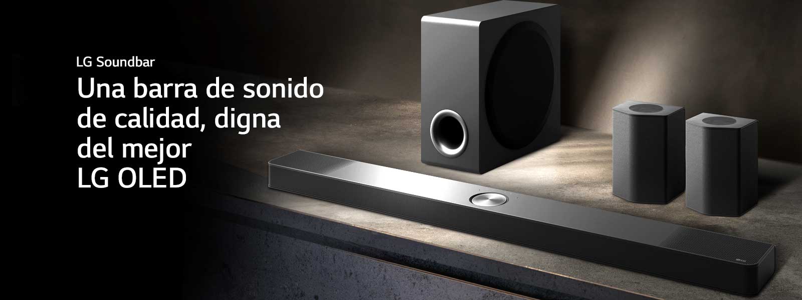 LG Soundbar, los parlantes traseros y el subwoofer están colocados en una perspectiva angular sobre un estante de madera marrón en una habitación negra, envuelta en oscuridad con Iluminación que solo se proyecta sobre el sistema de sonido.