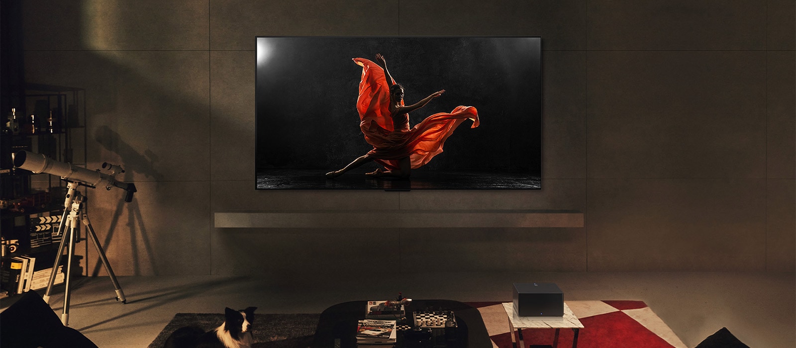 LG SIGNATURE OLED M4 und LG Soundbar in einem modernen Wohnraum bei Nacht. Es wird das Bild eines Tänzers auf einer dunklen Bühne mit der idealen Helligkeitsstufe angezeigt.