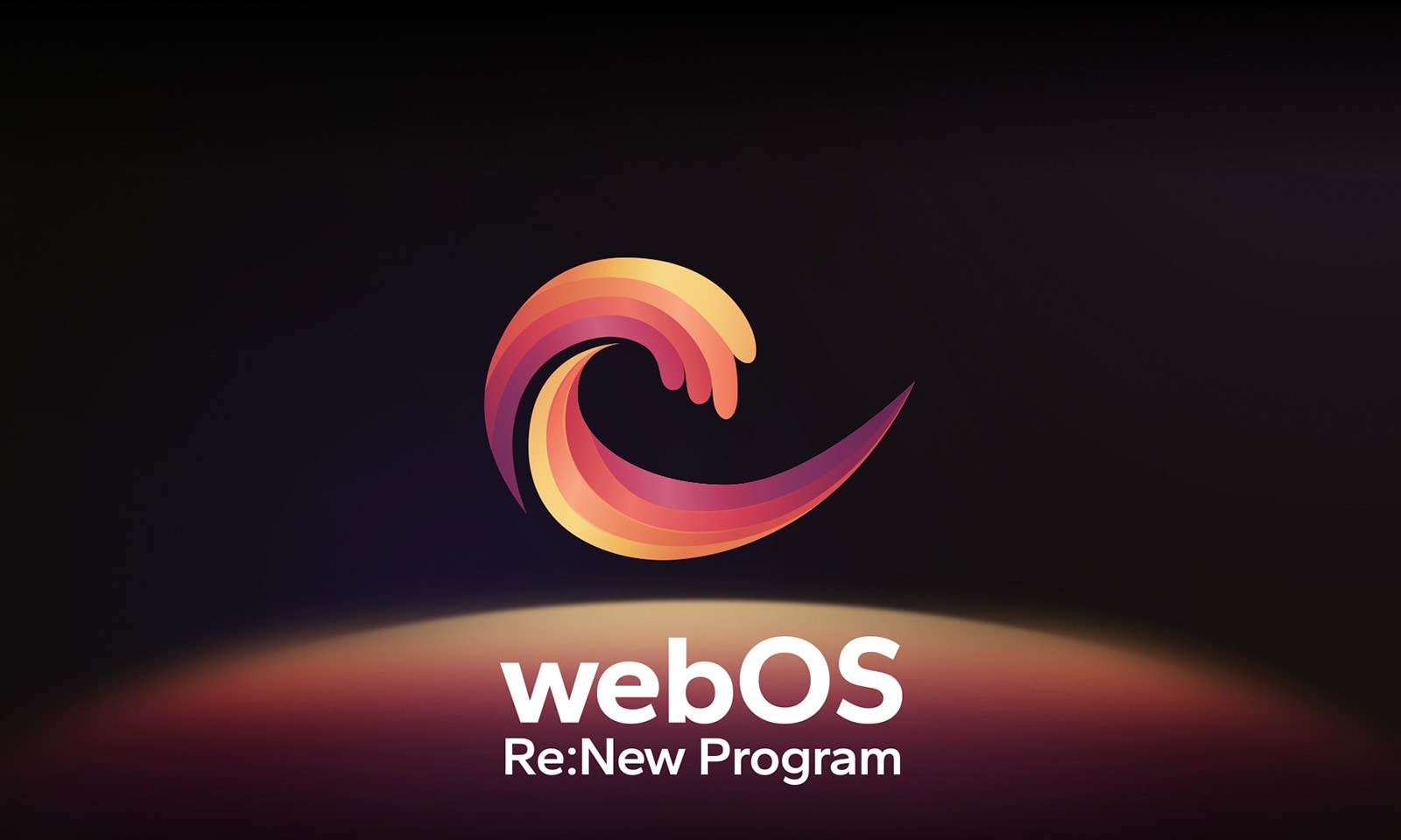 Das webOS-Logo schwebt in der Mitte vor einem schwarzen Hintergrund. Der Raum darunter ist mit den Logofarben Rot, Orange und Gelb beleuchtet. Die Worte „webOS Re:New Program“ sind unterhalb des Logos zu sehen.