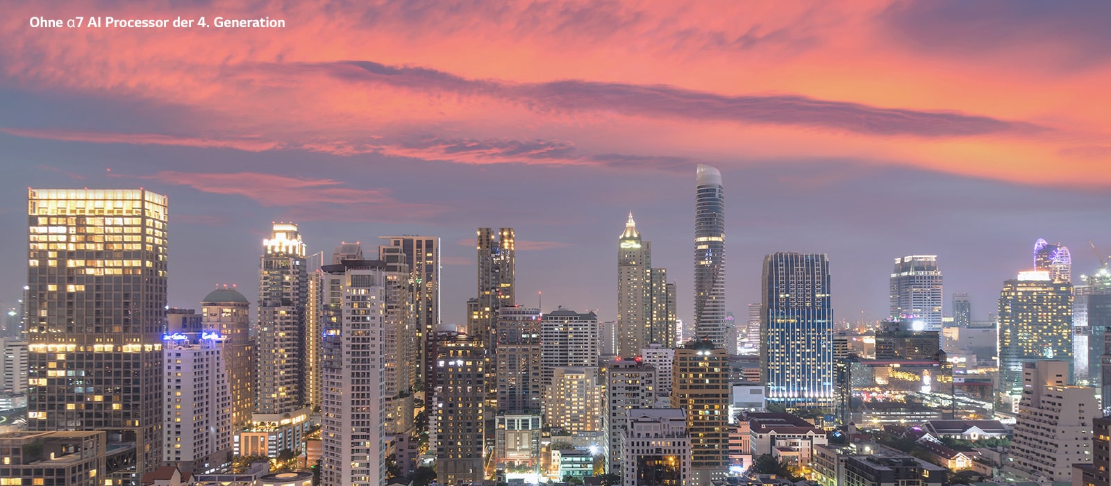 Ein Bild von einer städtischen Skyline bei Sonnenuntergang. Beim Scrollen des Bildes werden die Veränderungen mit und ohne Alpha 7 Prozessor sichtbar.