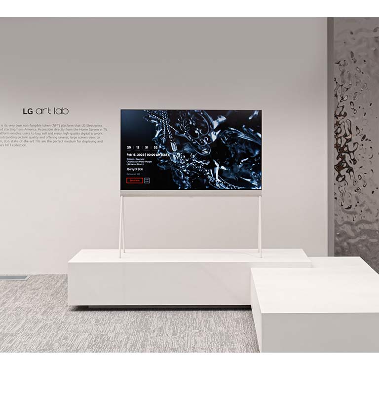 LG OLED Easel in einem weißen Raum zeigt ein digitales Kunstwerk einer schwarzen Skulptur auf dem Bildschirm. Eine physische silberne Skulptur auf der rechten Seite des Fernsehers zeigt eine Spiegelung des Raums. 	