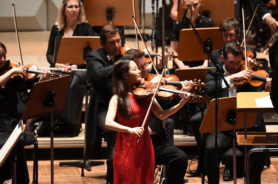 As the focus artist of the Rheingau Musik Festival 2021, Bomsori presents her skills at several concerts with a wide variety of cast.