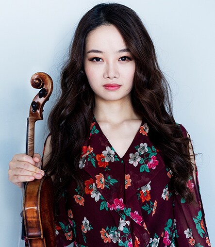 The Korean violinist Bomsori holds a violin.