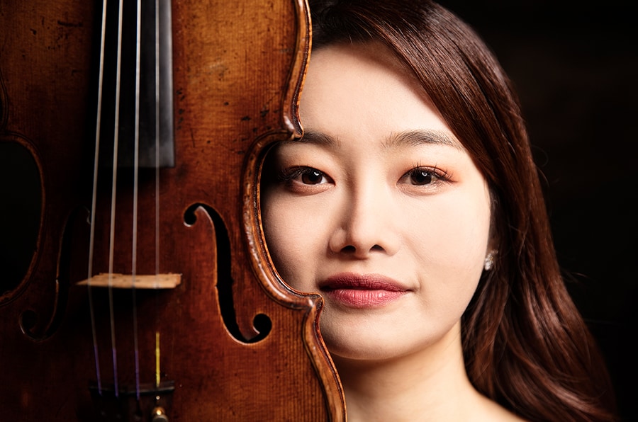 The South Korean vilonist Bomsori is currently one of the most exciting musicians in classical music. She convinces her audience again and again with her unbelievable viruosity.
